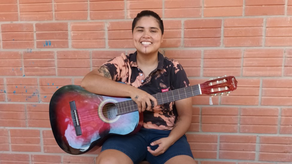 Bianca Orqueda con su guitarra