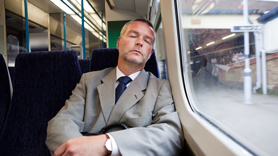 Hombre durmiendo en tren
