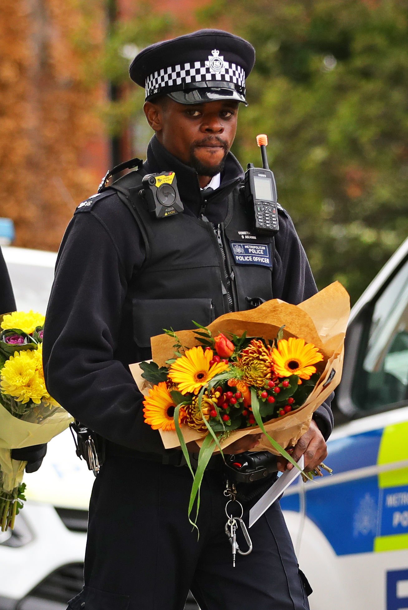 Офицер с цветами в руках
