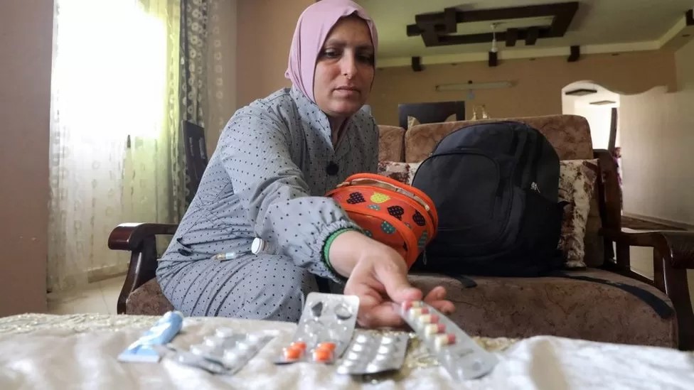 دينا الضاني، مريضة سرطان فلسطينية في غزة، تقول إنها لم تستطع الذهاب لمستشفى في القدس لتلقي العلاج
