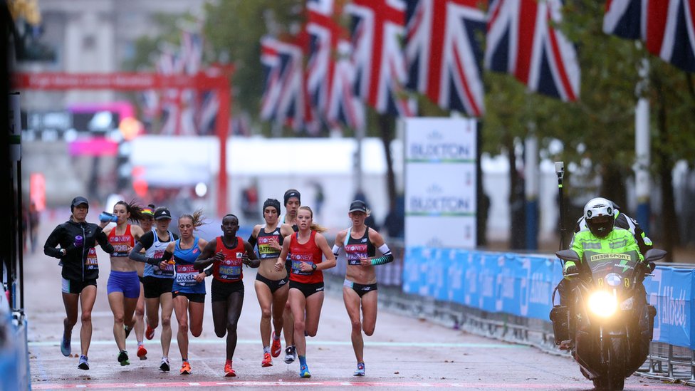 Британские Лили Партридж и Стефани Твелл с Элли Пэшли из Австралии и бегуны во время элитных женских забегов Лондонского марафонского пула