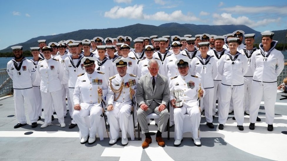 Принц Чарльз позирует для фотографий с экипажем HMAS Melville во время своего визита в HMAS Cairns