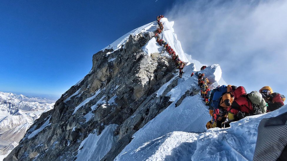 La imagen compartida por un montañista de la expedición Nirmal Purja's Project Possible muestra la fila de personas esperando turno para alcanzar la cima del Monte Everest.