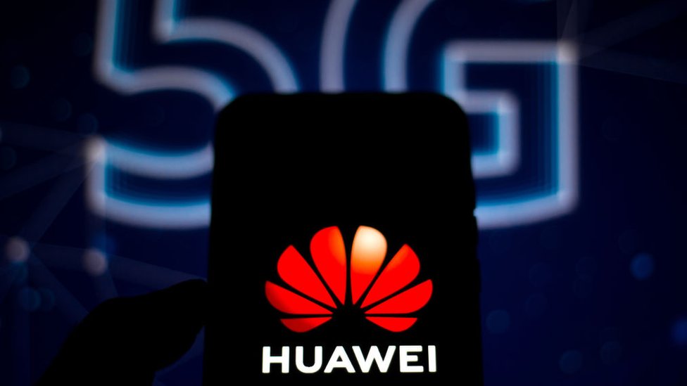 Текст 5G за смартфоном Huawei