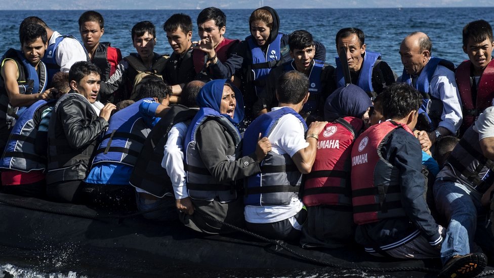 Беженцы прибывают на надувной лодке на греческий остров Лесбос