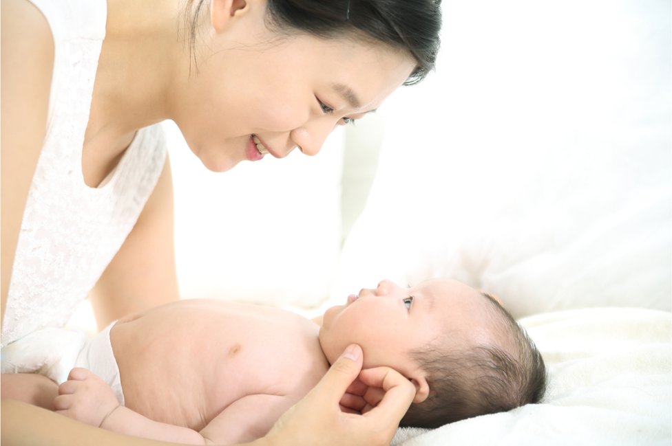 Una mujer surcoreana con su bebé recién nacido