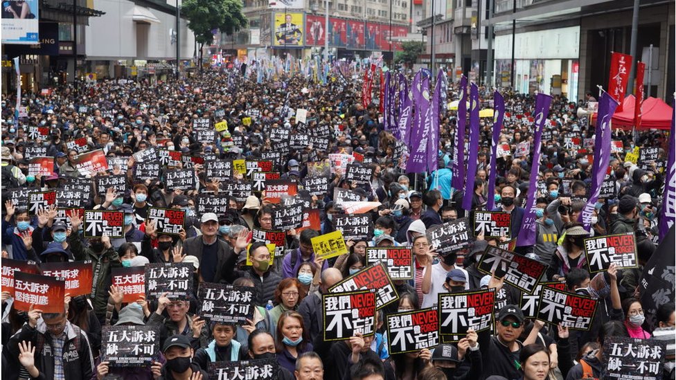 Десятки тысяч протестующих прошли маршем в Гонконге 1 января