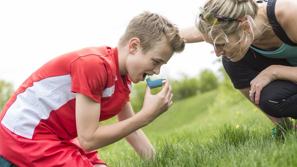 El asma inducido por el ejercicio puede afectar a personas de todas las edades. Niño con ataque de asma