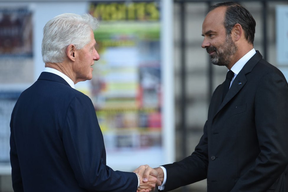 Премьер-министр Франции Эдуард Филипп приветствует бывшего президента США Билла Клинтона, прибывшего на церковную службу в честь бывшего президента Франции Жака Ширака 30 сентября 2019 года.