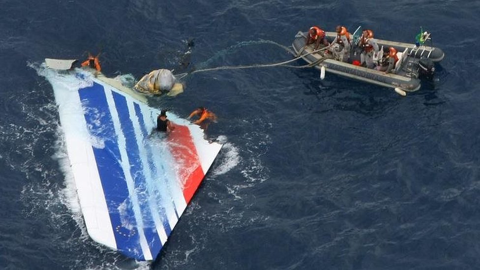 Дайверы восстанавливают часть хвостовой части самолета Air France, который погрузился в Атлантический океан. Фото: май 2011 г.