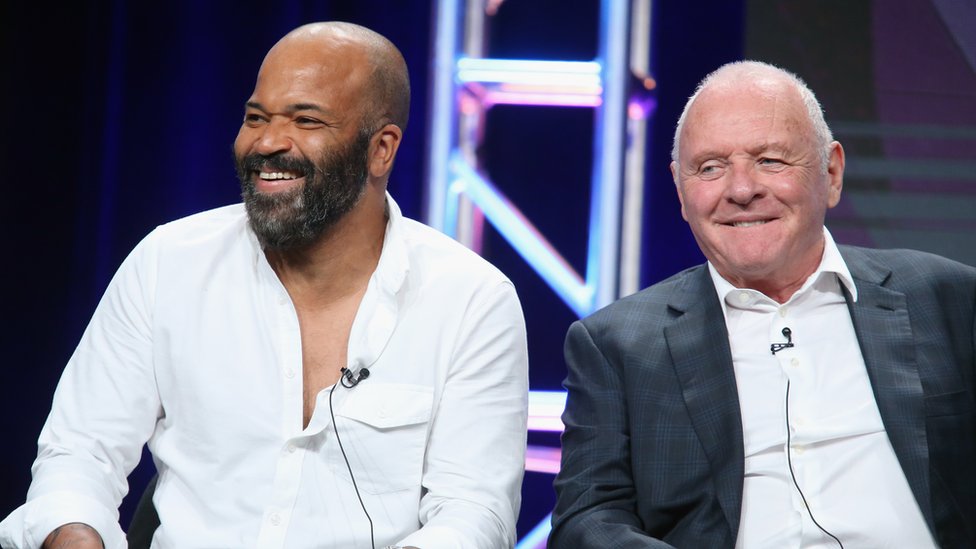 Tanto Jeffrey Wright como Anthony Hopkins están nominados a un premio Emmy: Wright como actor de reparto y Hopkins como actor principal. Jeffrey Wright y Anthony Hopkins, actores de la serie Westworld