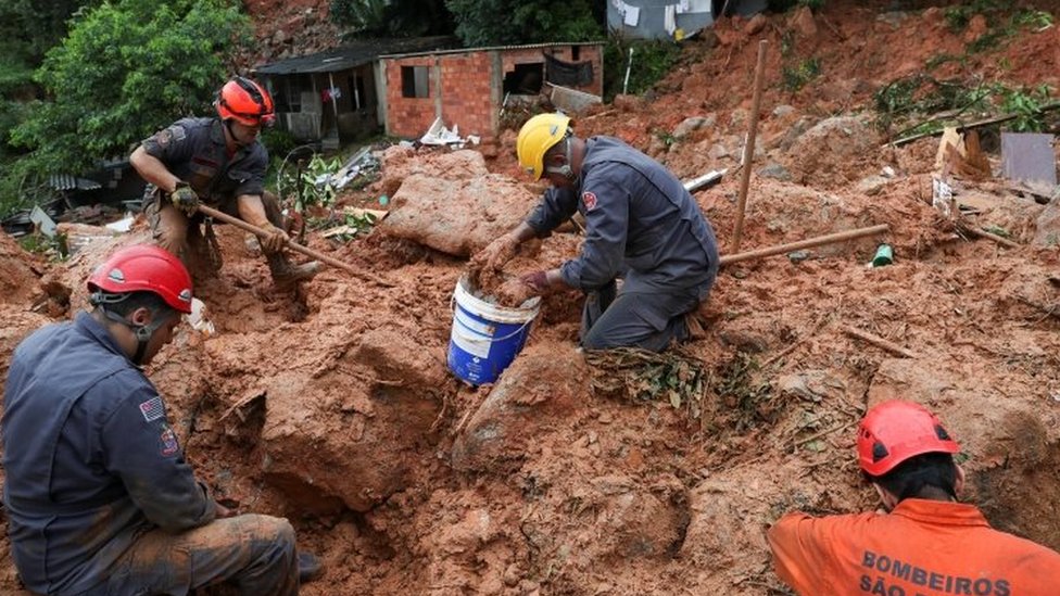 Пожарные проводят раскопки для жертв оползня в Гуаружа, штат Сан-Паулу, Бразилия. Фото: 3 марта 2020 г.