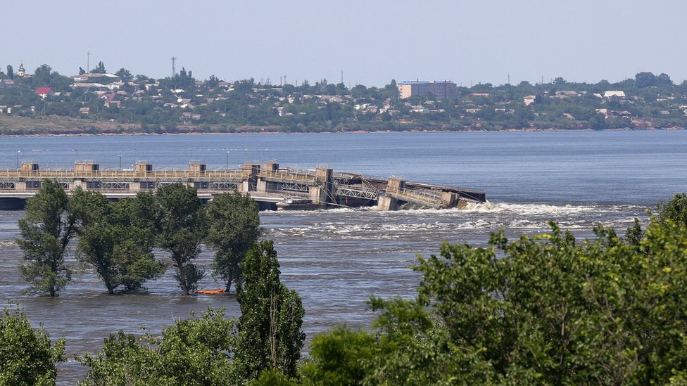 El agua brota sobre la presa Kajovka