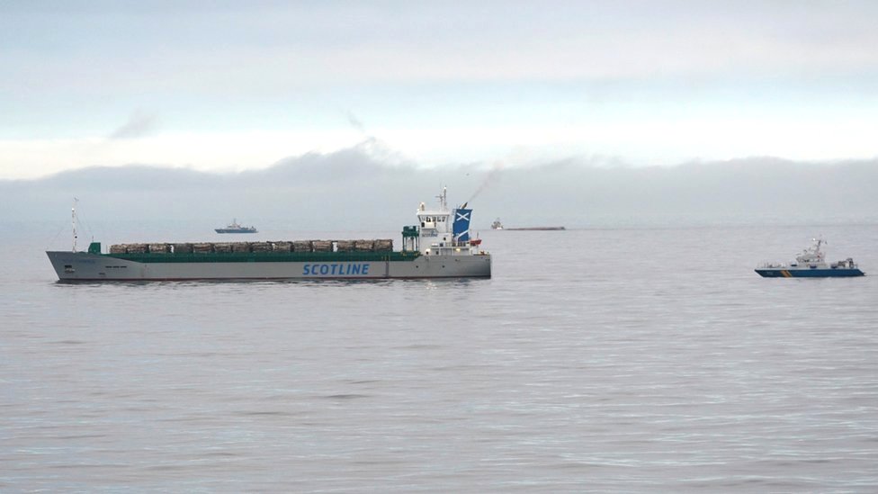 El carguero de bandera británica Scot Carrier después de chocar con el carguero danés Karin Hoej, 13 de diciembre de 2021