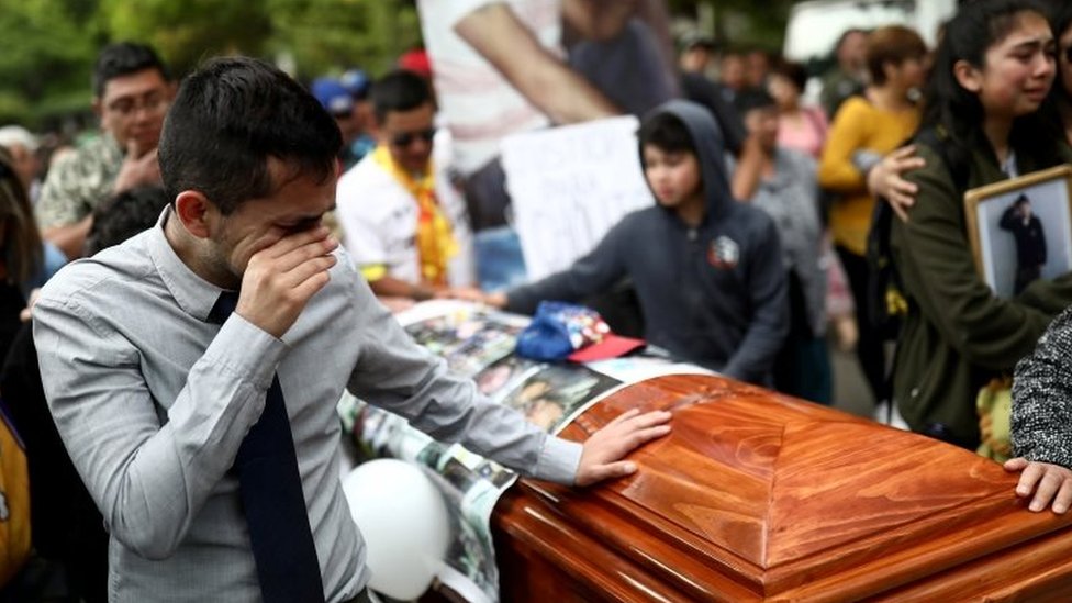 Родственник реагирует на похороны 38-летнего Андреса Понсе, погибшего во время серии протестов против государственной экономической модели Чили на прошлой неделе, в Сантьяго, Чили, 27 октября 2019 г.
