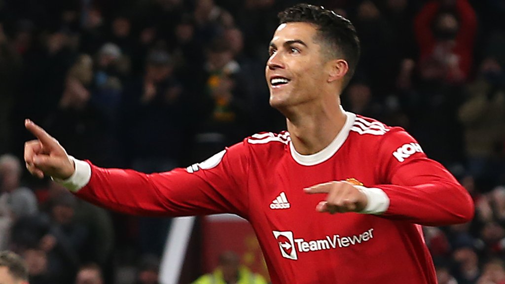 Man Utd 3-2 Arsenal: Cristiano Ronaldo passes 800 goals in win tinged with controversy