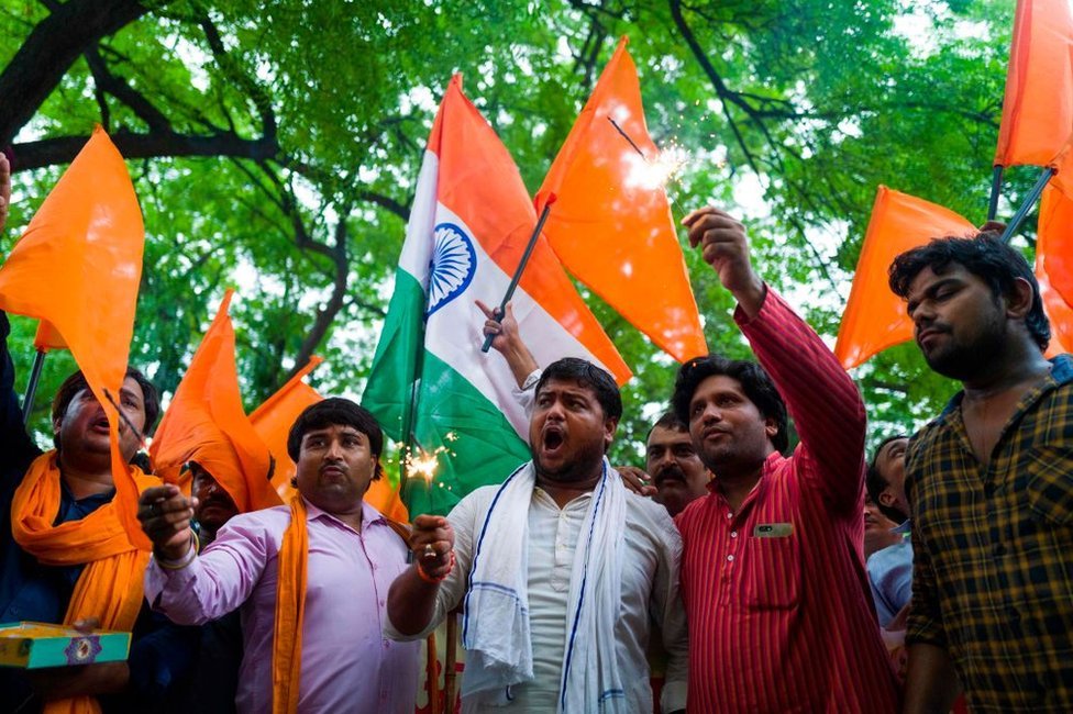 Члены правой группы Hindu Sena празднуют отмену статьи 370 в Дели