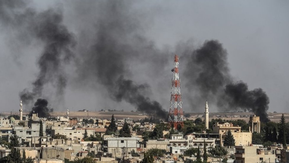 Дым поднимается изнутри Сирии во время бомбардировки турецкими войсками