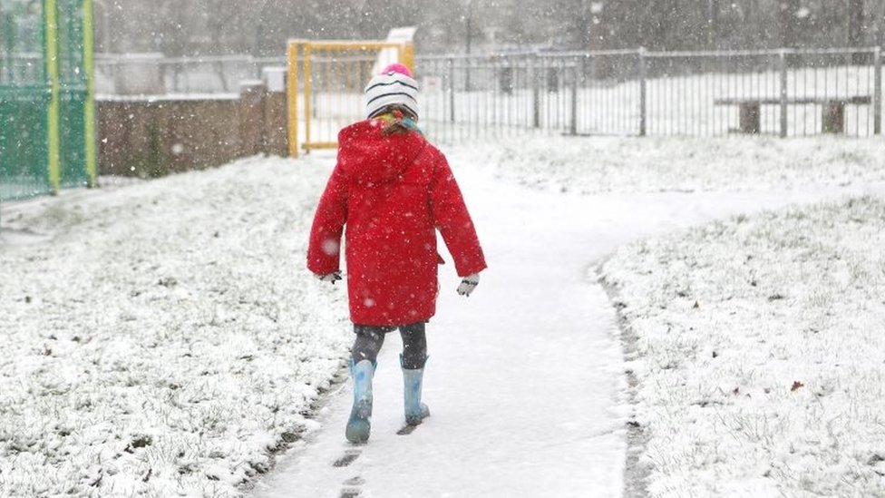 Ребенок играет в снегу в Танбридж-Уэллс, Кент