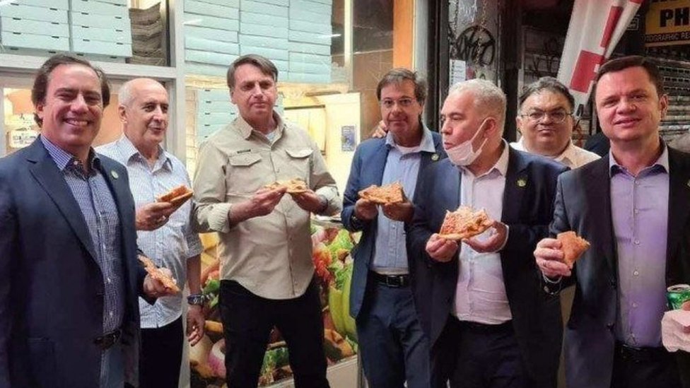 Bolsonaro come pizza em Nova York com membros de sua equipe