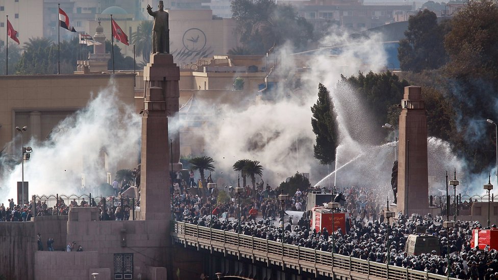 تمكن المصريون في ثورة 25 يناير من كسر حاجز الخوف و فرض إرادتهم وإجبار الرئيس السابق على التنحي عن السلطة