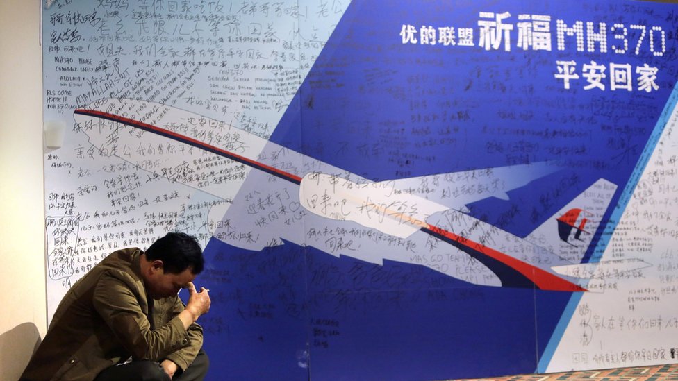 北京麗都酒店內一名MH370乘客家屬坐在地上抽煙（29/3/2014）