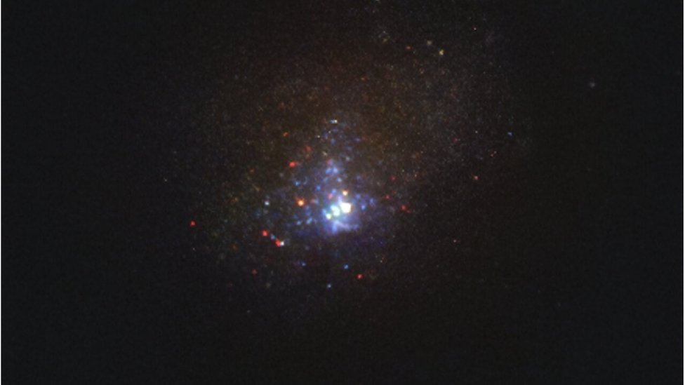 Pogled na Kinman Dvarf galaksiju kroz oko svemirskog teleskopa Habl