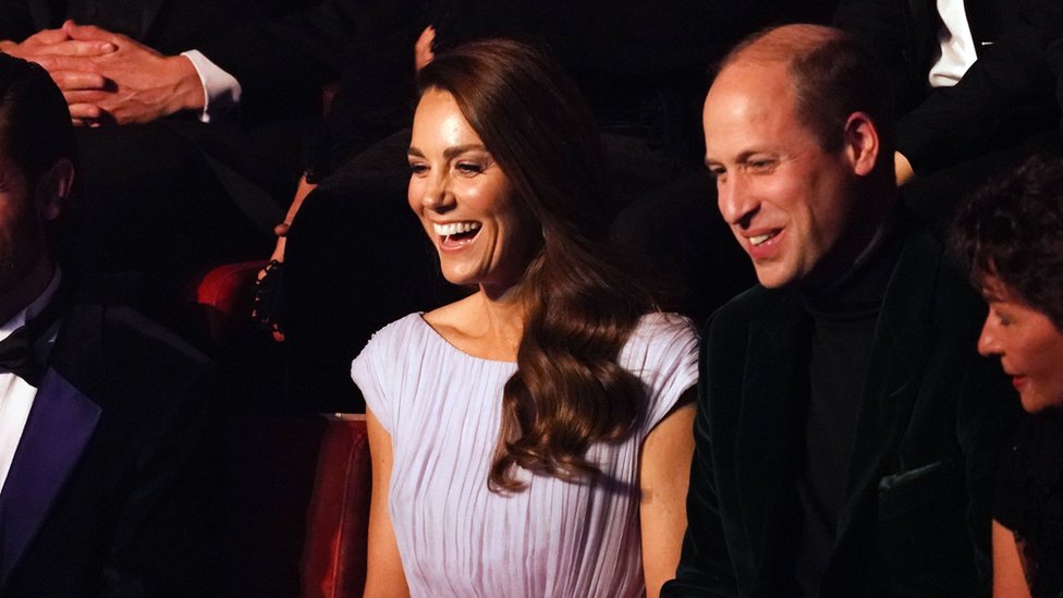 El duque y la duquesa de Cambridge asisten a la primera ceremonia de entrega del premio Earthshot en el Alexandra Palace de Londres.