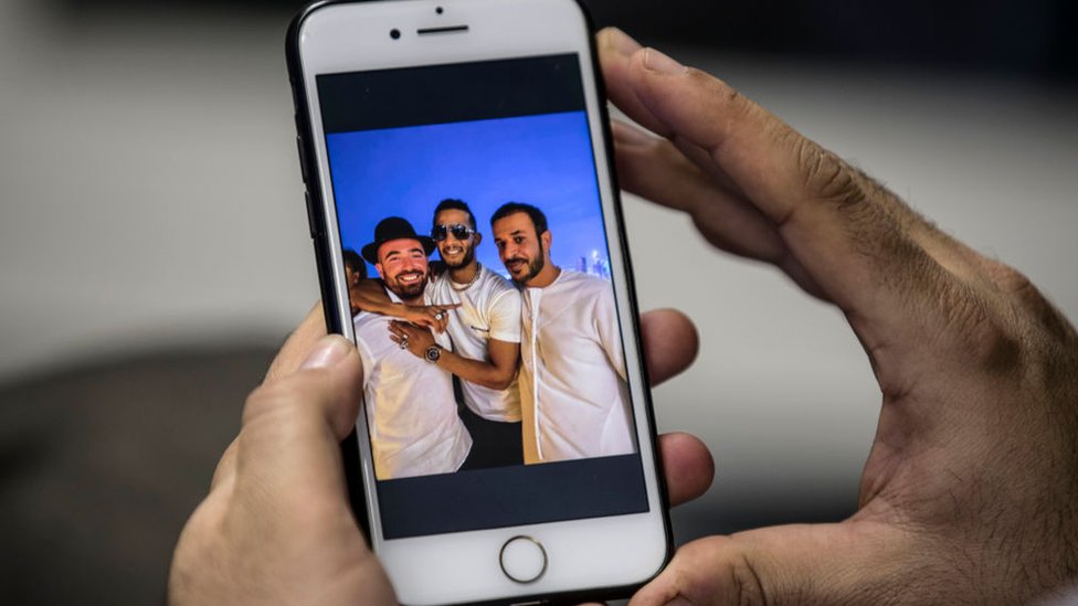 صورة منتشرة على وسائل التواصل الاجتماعي لرمضان رفقة فنان إسرائيلي في الإمارات