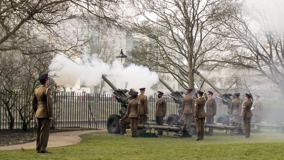 Члены 4-го полка Королевской артиллерии стреляют салютом из 21 орудия в Йоркском музейном саду