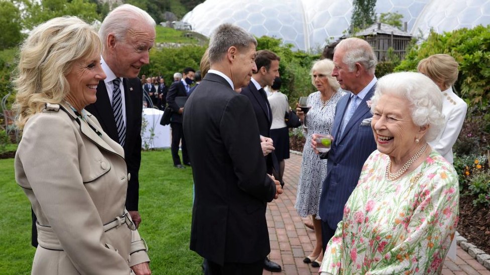 Ratu Elizabeth bersama Joe dan Jill Biden tahun lalu dalam pertemuan puncak G7 di Cornwall, Inggris. pada 11 Juni 2021.