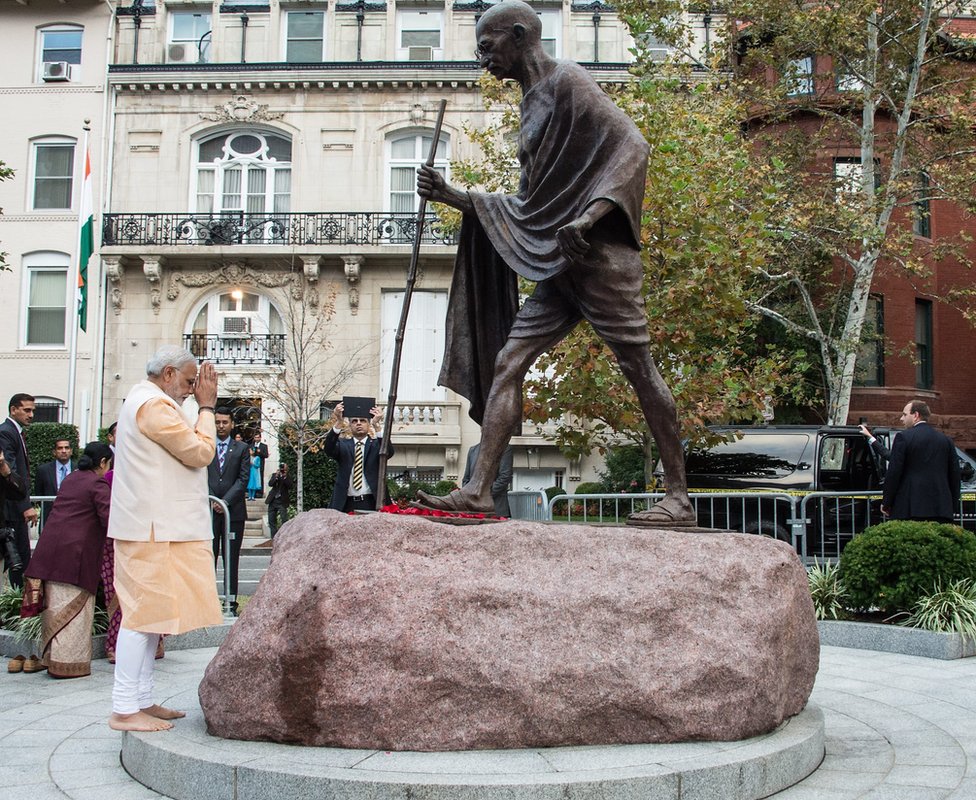 Премьер-министр Индии Нарендра Моди отдает дань уважения статуе Махатмы Ганди перед посольством Индии в Вашингтоне 30 сентября 2014 года.