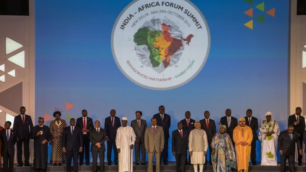 Премьер-министр Индии Нарендра Моди (9R) стоит среди глав других африканских государств и представителей во время групповой фотографии на саммите Форума Индия-Африка в Нью-Дели 29 октября 2015 года.