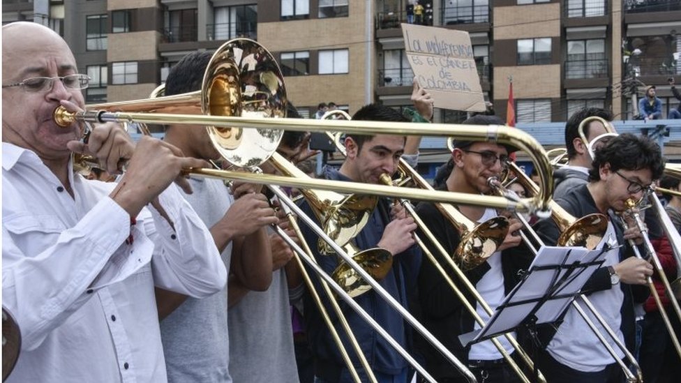 Музыканты консерватории Национального университета Колумбии играют на своих инструментах во время акции протеста в Боготе, Колумбия