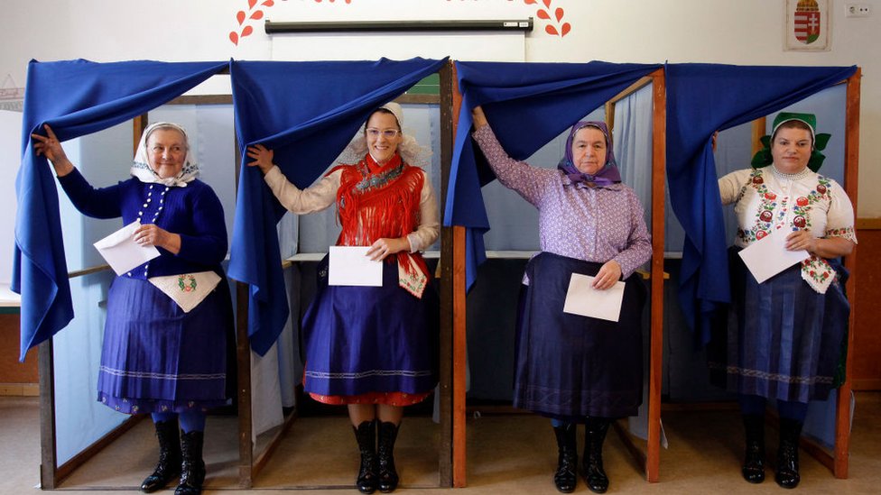 geleneksel kıyafetleriyle kadın Macar seçmenler