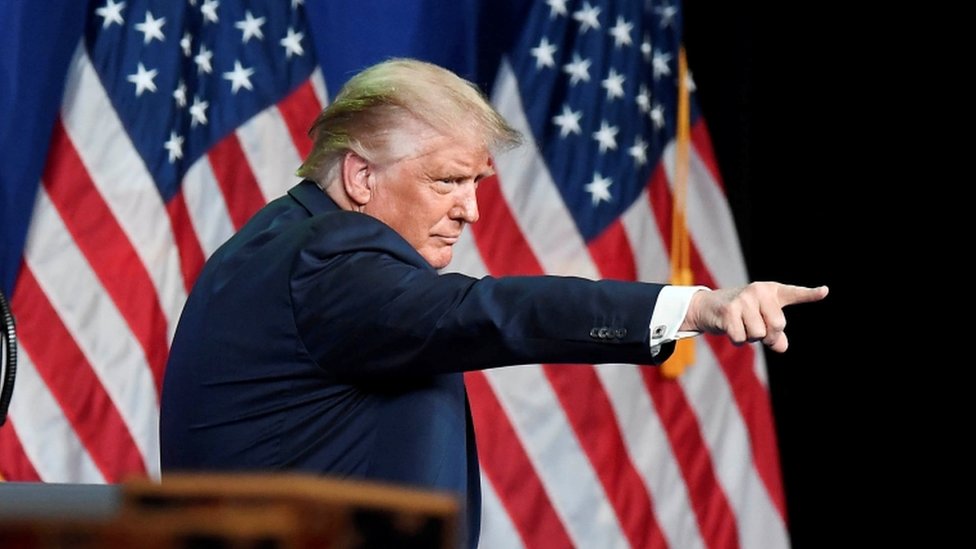 Donald Trump señalando con el dedo
