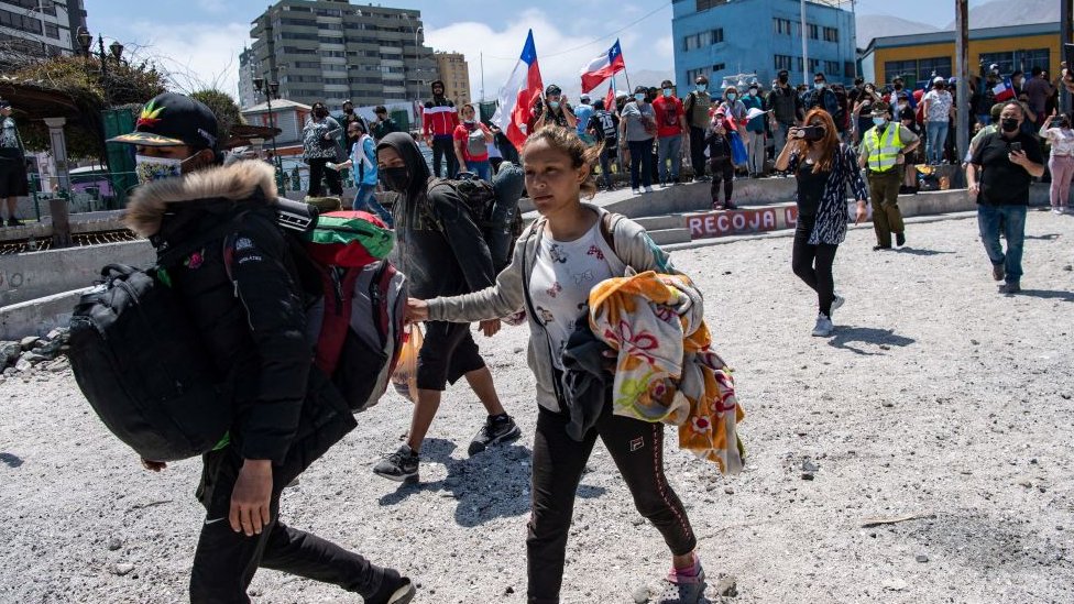 Venezolanos tuvieron que escapar de la marcha realizada el sábado pasado en la ciudad de Iquique.