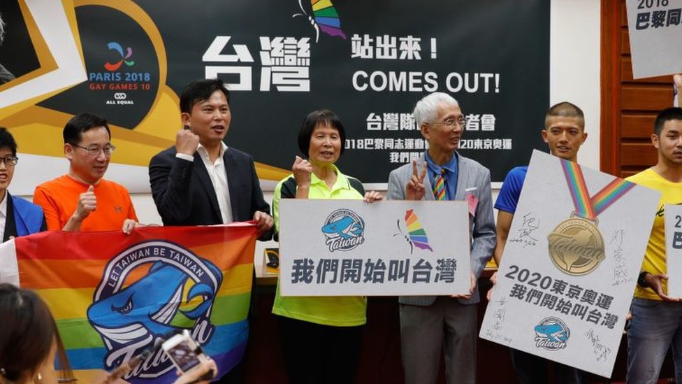 台灣立委黃國昌（左三）、前奧運選手紀政（左四）以及游泳運動員遊坤義（右一）等人髮起公投。