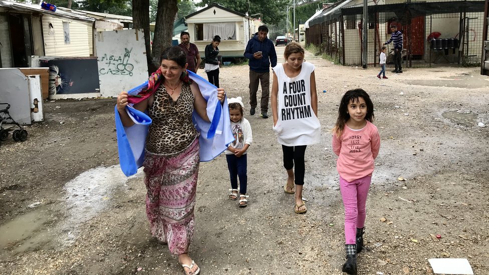 Gitanos que viven en el campamento conocido como 