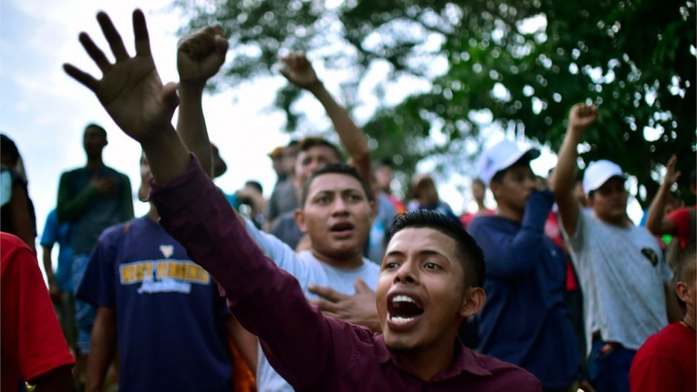 Migrantes hondureños alientan a compatriotas en la frontera.