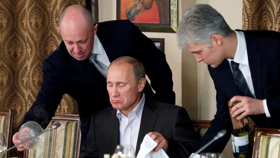 ملكيفيتش هو زميل مقرب من يفغيني بريغوجين (على اليسار)، رئيس مجموعة فاغنر الذي عُرف بـ "طباخ بوتين"