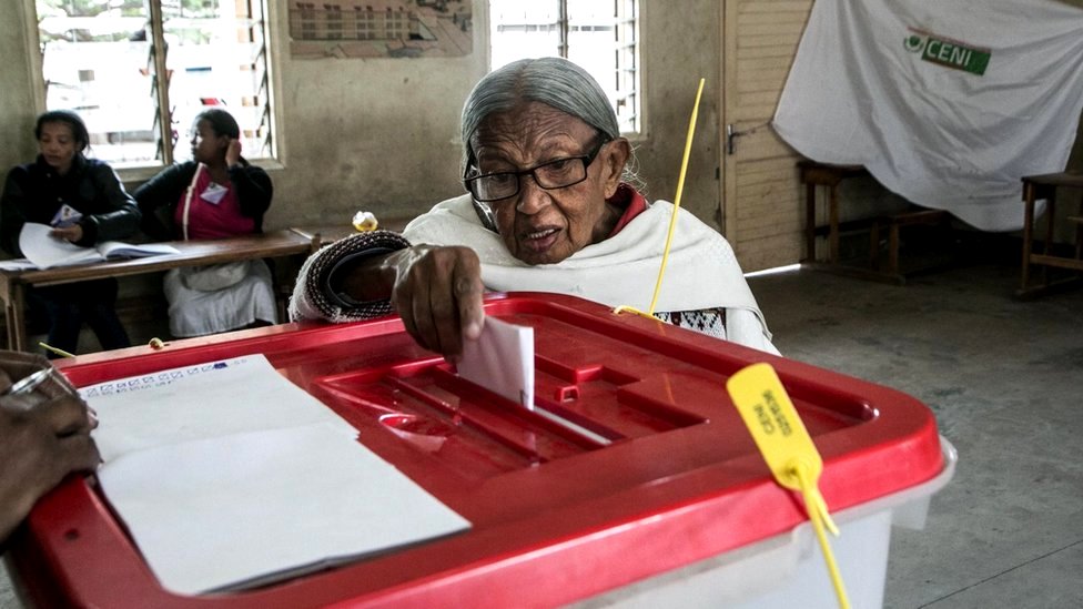 Starija žena ubacuje glasački listić na Madagaskaru 27. septembra 2019.