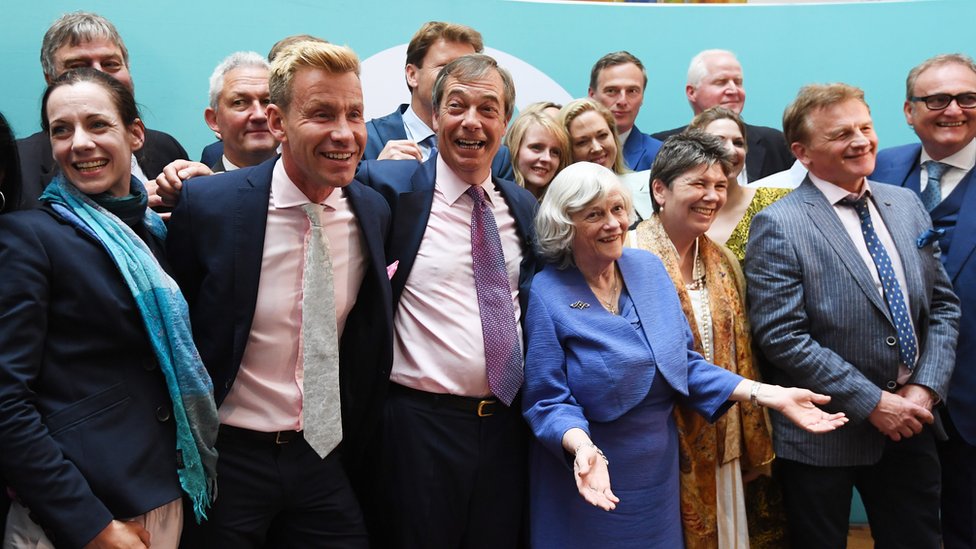 Найджел Фарадж и Энн Виддекомб празднуют вместе с другими кандидатами от партии Brexit