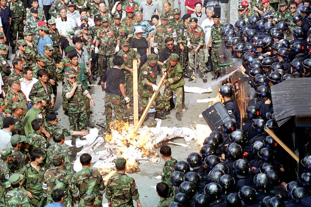 destrucción de las oficinas del periódico Hankyoreh en Seúl, junio de 1999.