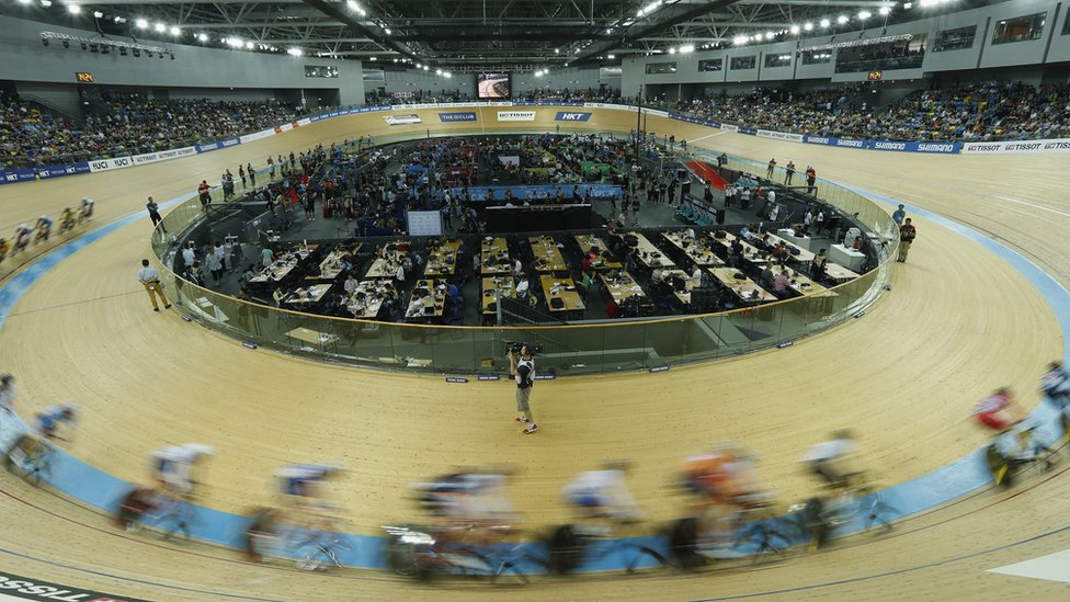 En el velódromo y otras competencias que se disputan en óvalo también se sigue la misma dirección. Prueba del mundial de ciclismo