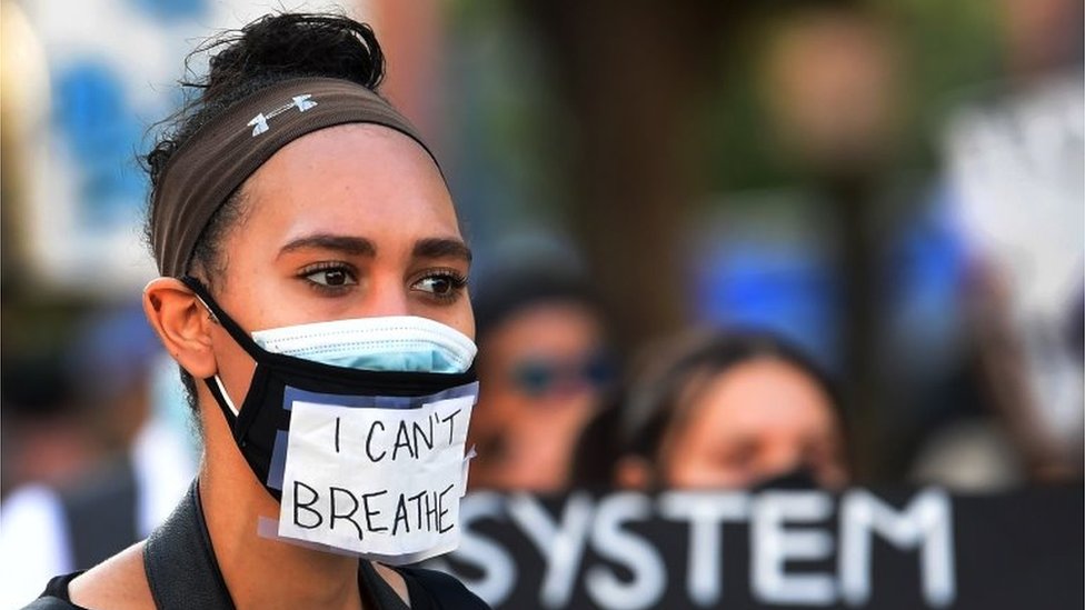 Протестующий в маске говорит: «Я не могу дышать» в Лос-Анджелесе