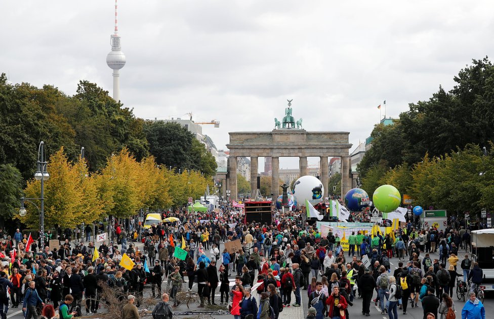 Климатическая забастовка протестующих перед Бранденбургскими воротами