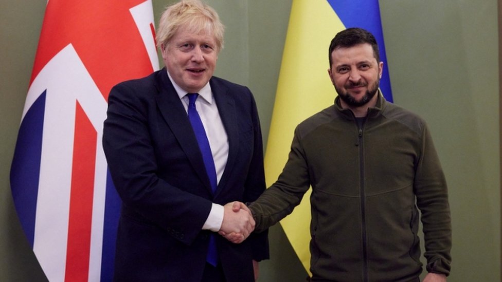 El primer ministro de Reino Unido, Boris Johnson, con el presidente de Ucrania, Volodymyr Zelensky en Kiev