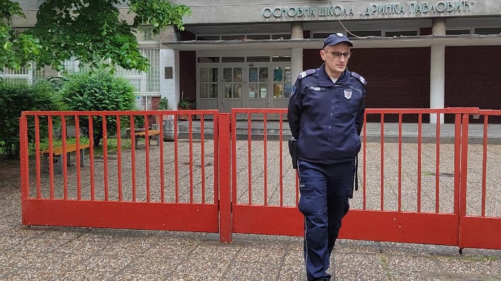 Policajac ispred Osnovne škole „Drinka Pavlović" u Beograd