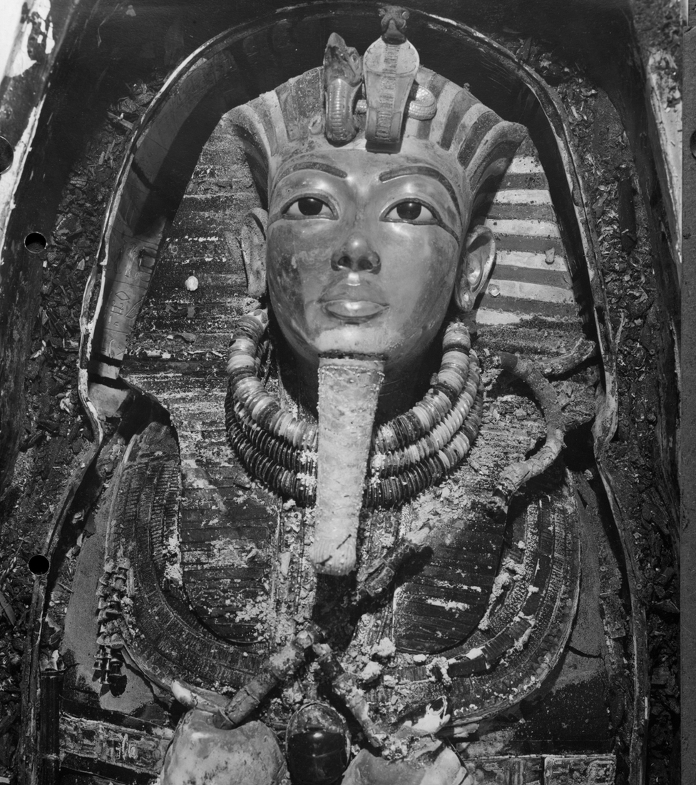 Foto em preto e branco mostra a máscara dourada de Tutancâmon